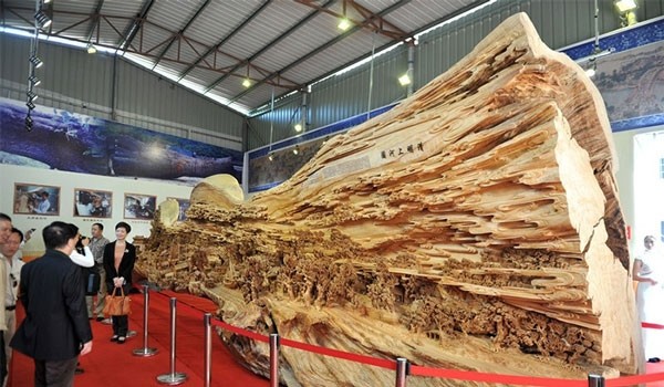 Δείτε το μεγαλύτερο ξύλινο γλυπτό (pics)