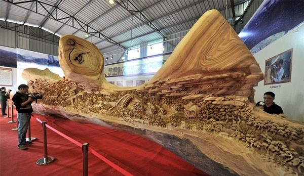 Δείτε το μεγαλύτερο ξύλινο γλυπτό (pics)