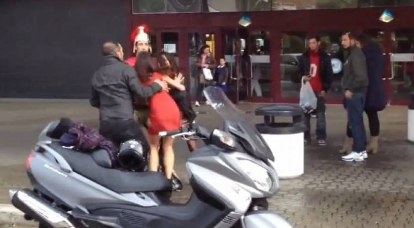 Απίστευτος γυναικοκαβγάς στην Ιταλία! (βίντεο)