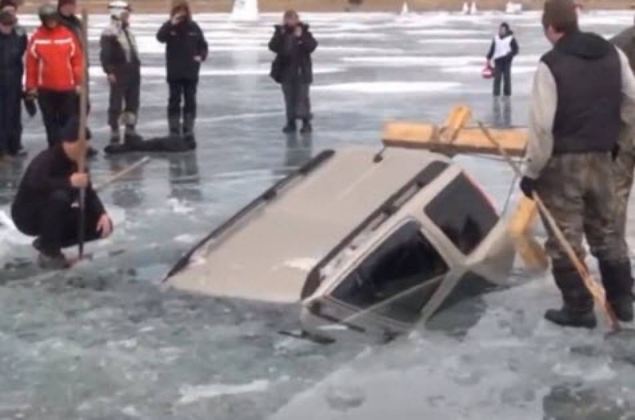 Πώς βγάζεις ένα βυθισμένο σε παγωμένη λίμνη SUV; (βίντεο)
