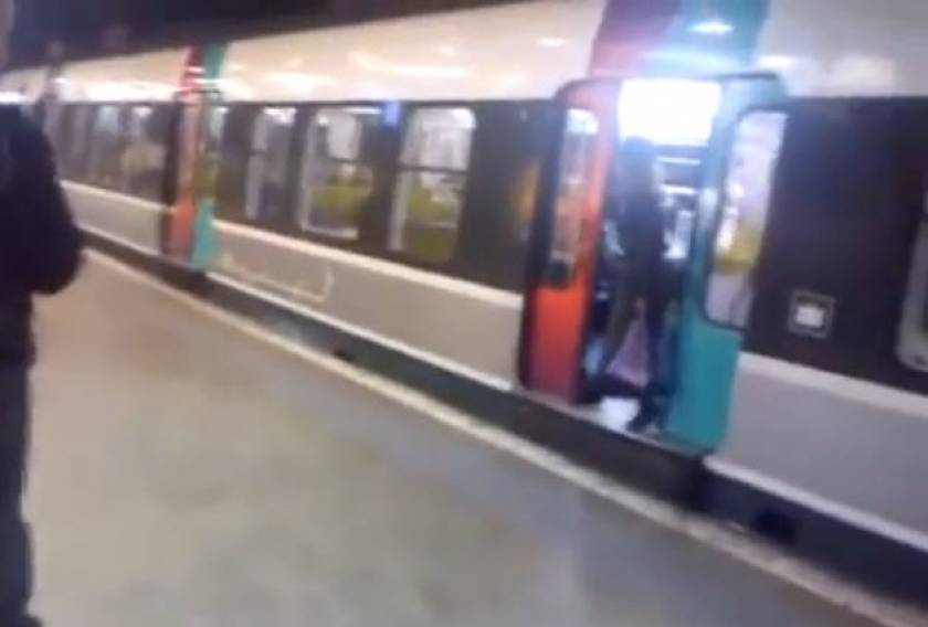 Αυτό παθαίνεις όταν κρατάς την πόρτα του μετρό ανοιχτή! (βίντεο)