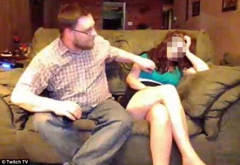 ΣΑΛΟΣ: Έγδυσε τη γυναίκα του και το μετέδωσε live στο διαδίκτυο