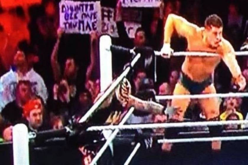 Πλακάτ υπέρ Γιαννακόπουλου στο WWE (photo)