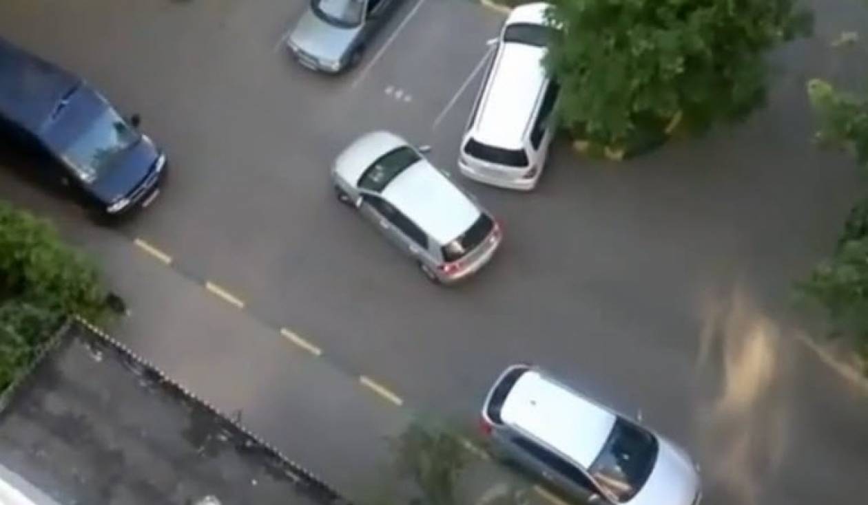 Όταν δύο γυναίκες προσπαθούν να παρκάρουν... (βίντεο)