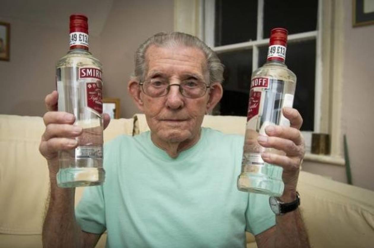Δεν υπάρχει: 92χρονος πήγε να αγοράσει αλκοόλ και του ζήτησαν...