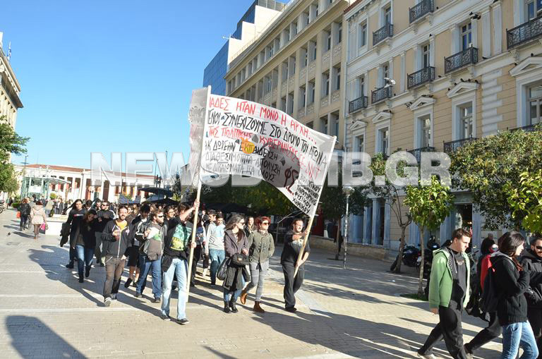 Διαμαρτυρία φοιτητών στα Προπύλαια (Φωτό)