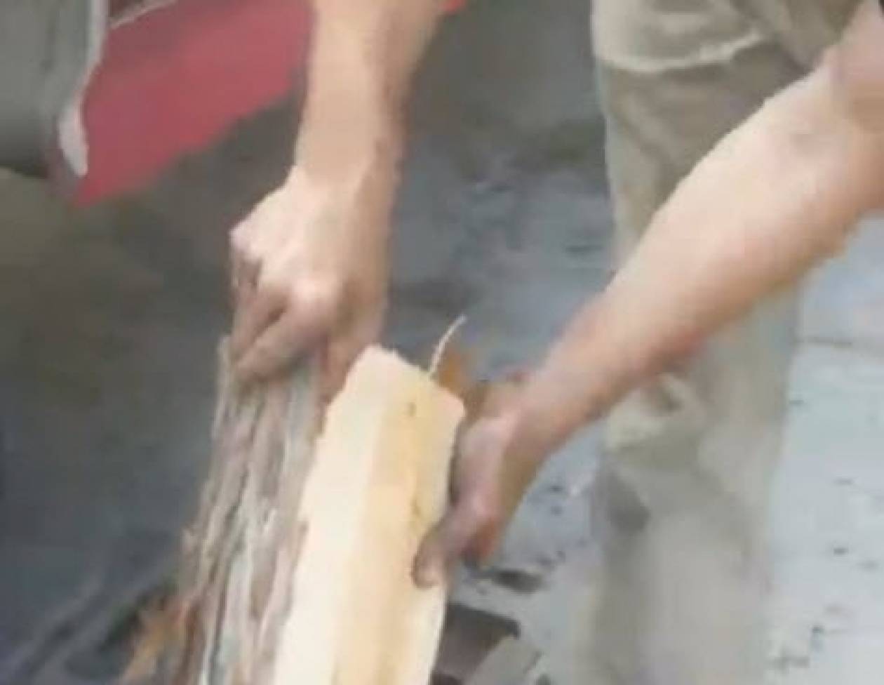 Πατέντα... Δείτε τι σκαρφίστηκε για να κόβει τα ξύλα! (βίντεο)