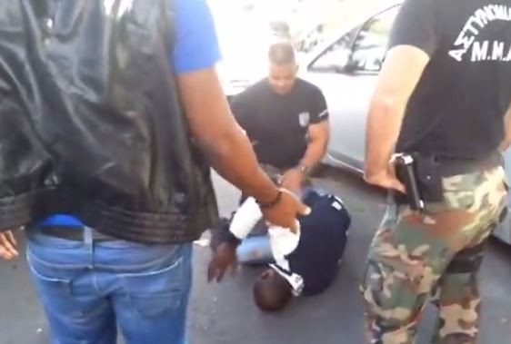 ΕΙΚΟΝΕΣ ΣΟΚ - Αστυνομικός τραυματίζει μετανάστη στο πόδι (video)