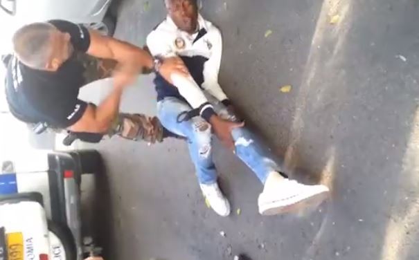 ΕΙΚΟΝΕΣ ΣΟΚ - Αστυνομικός τραυματίζει μετανάστη στο πόδι (video)