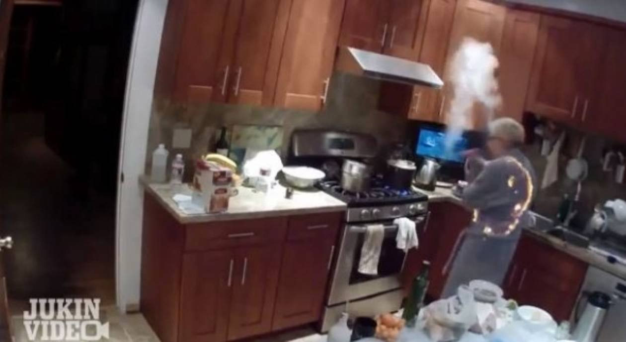 Απίστευτο βίντεο: Γιαγιά παίρνει φωτιά στην κουζίνα