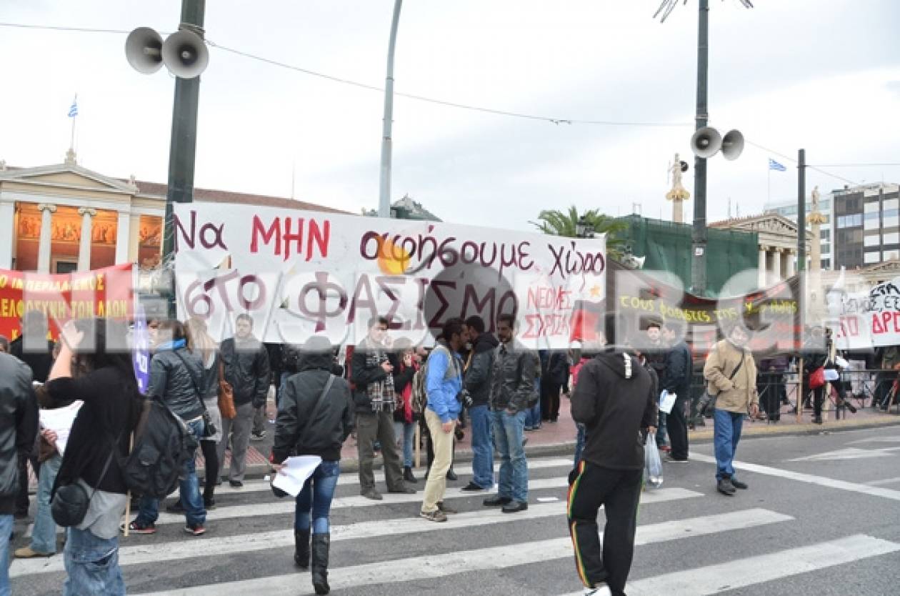 Σε εξέλιξη: Αντιφασιστικό συλλαλητήριο στα Προπύλαια (pics-video)
