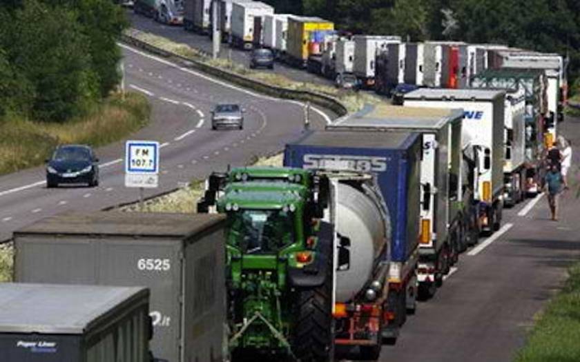 Γαλλία:Κινητοποιήσεις για την επιβολή οικολογικού φόρου στα φορτηγά