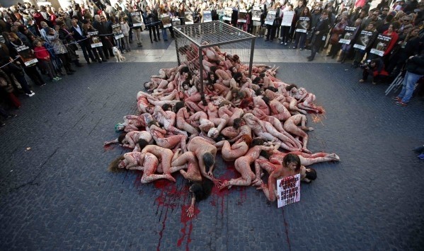 Ισπανία: Συγκλονιστικές εικόνες - Με αίμα βάφτηκε η γυμνή διαμαρτυρία