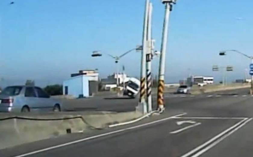 Fail: Οδηγός είπε να περάσει τη διασταύρωση με... στυλ (βίντεο)