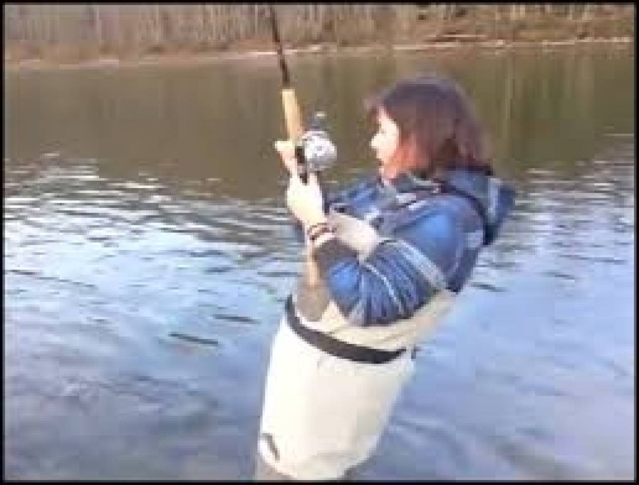 «Ατρόμητη» γυναίκα ψαράς: Αντέχετε να δείτε ολόκληρο το βίντεο;