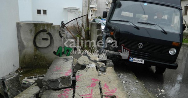 Τρίπολη: Φορτηγάκι έπεσε πάνω σε μάντρα (pic+vid)