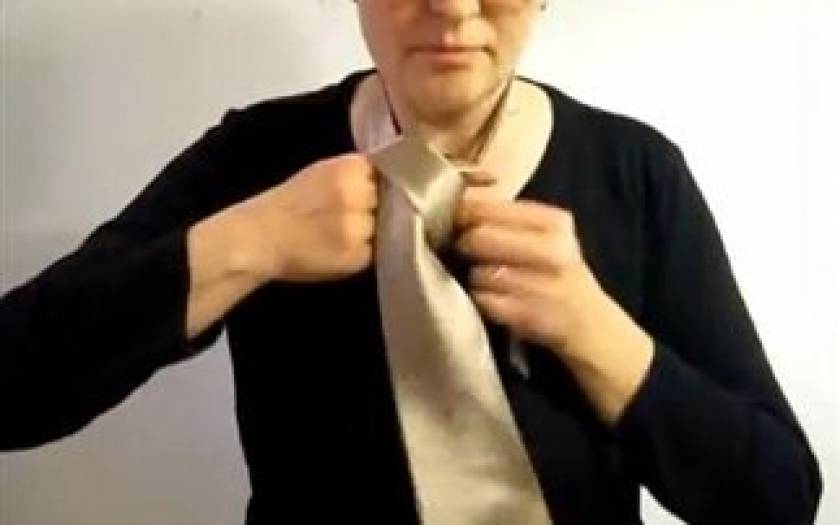 Βίντεο: Πώς να δέσεις μια γραβάτα σε δευτερόλεπτα