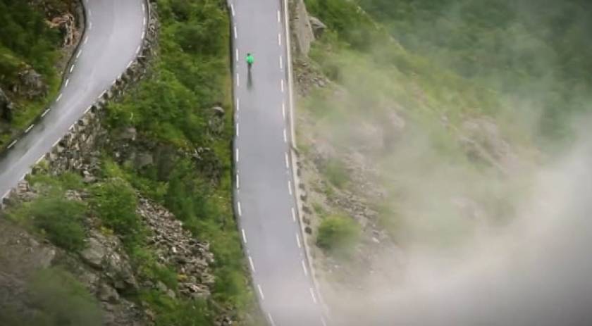 Απίστευτος ποδηλάτης που δεν καταλαβαίνει από κινδύνους! (βίντεο)