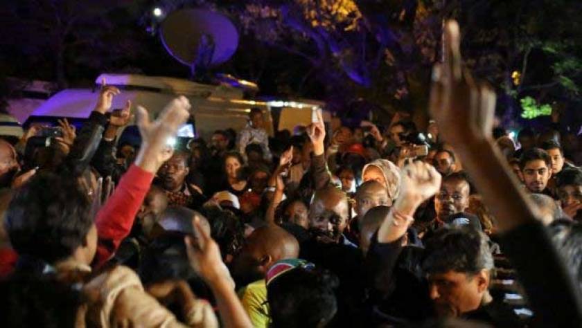 Η Αφρική θρηνεί: Χιλιάδες κόσμου έξω από το σπίτι του Μαντέλα