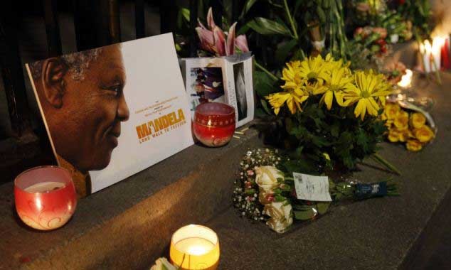 Η Αφρική θρηνεί: Χιλιάδες κόσμου έξω από το σπίτι του Μαντέλα