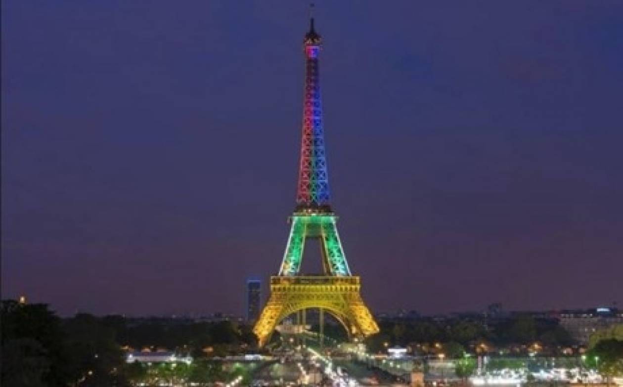 Ο πύργος του Άιφελ φωτίστηκε στη μνήμη του Μαντέλα