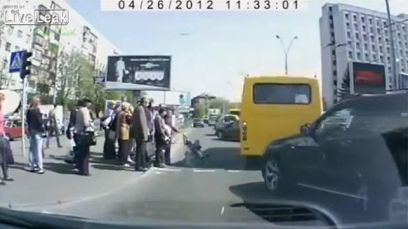 Βίντεο: Γονείς δημόσιοι κίνδυνοι στους δρόμους της Ρωσίας
