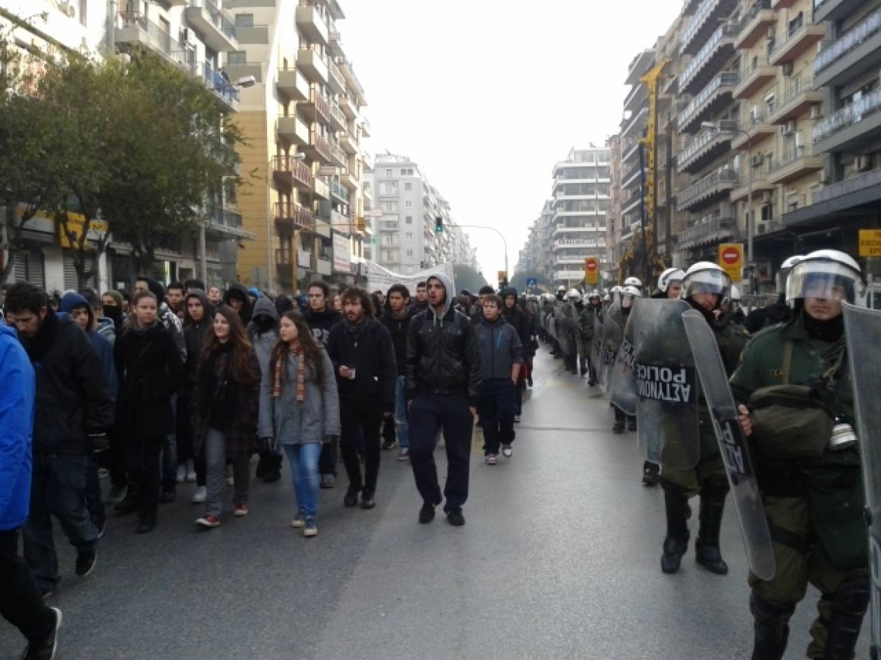 Η παράλληλη «πορεία» των ΜΑΤ στη Θεσσαλονίκη για τον Α. Γρηγορόπουλo