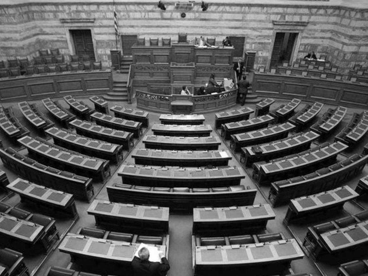 Εικόνα ντροπής: Άδεια έδρανα στη Βουλή  και προσωρινή διακοπή