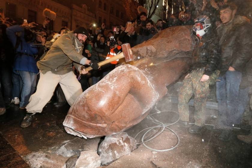 Ουκρανία: Αντικυβερνητικοί διαδηλωτές έριξαν το άγαλμα του Λένιν!(vid)