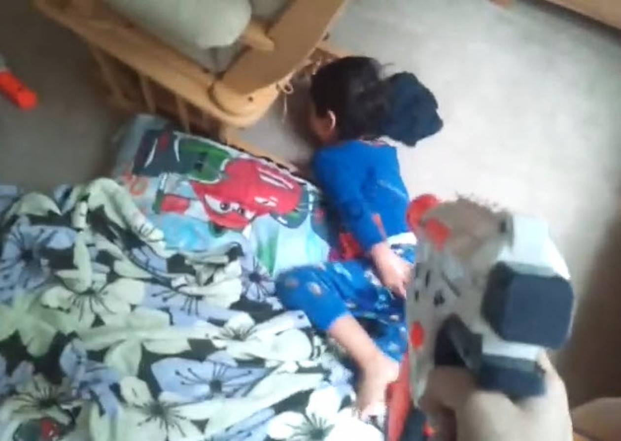 Πατέρας ξυπνάει το γιο του με... πιστόλι! (βίντεο)