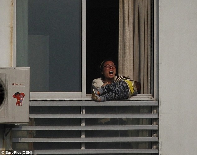 Εικόνες-ΣΟΚ: Απειλούσε ότι θα πετούσε το παιδί της από τον 12ο όροφο