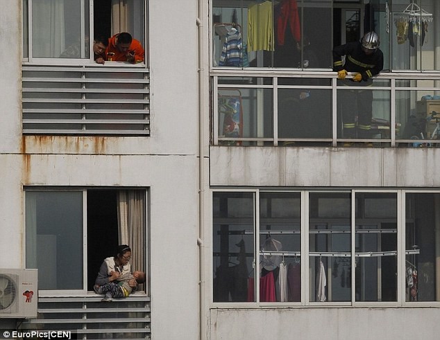 Εικόνες-ΣΟΚ: Απειλούσε ότι θα πετούσε το παιδί της από τον 12ο όροφο