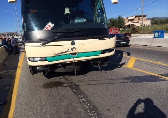 Σφοδρή σύγκρουση λεωφορείου ΚΤΕΛ με ΙΧ στο Αγρίνιο (pics+video)