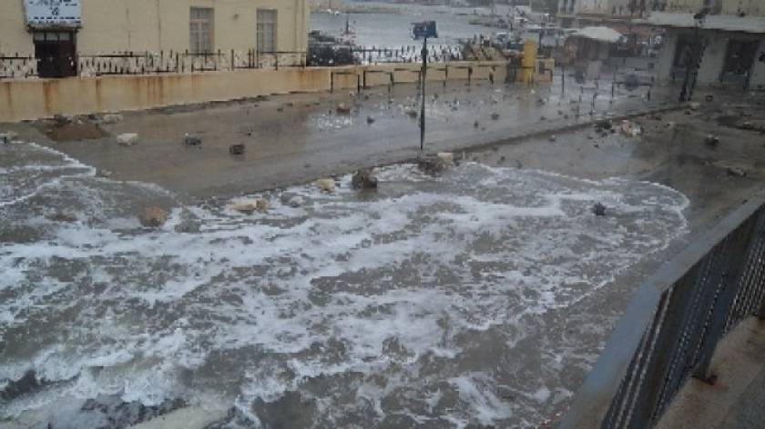 Κρήτη: Πλημμύρησε το λιμάνι του Ρεθύμνου (βίντεο)