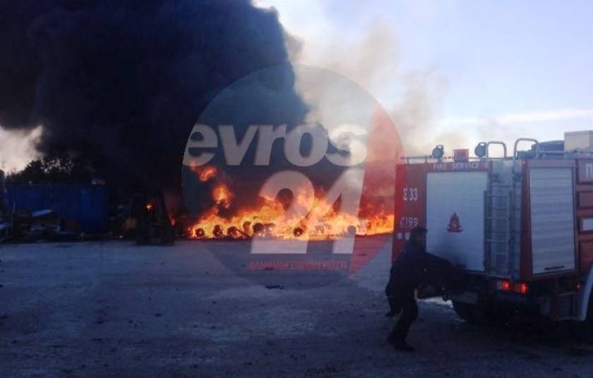 Στις φλόγες εγκαταλελειμμένο εργοστάσιο στις Φέρες (βίντεο)