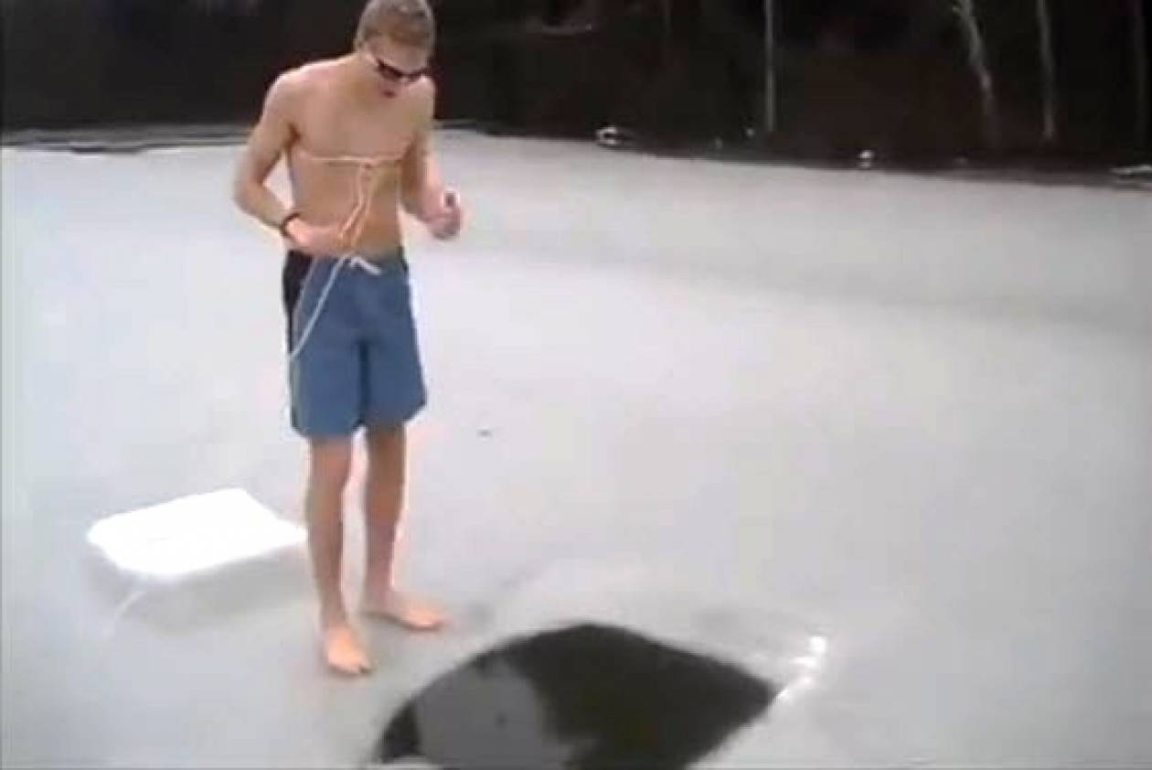 Δεν υπάρχει αυτό που κάνει... Κολυμπάει κάτω από πάγο! (βίντεο)