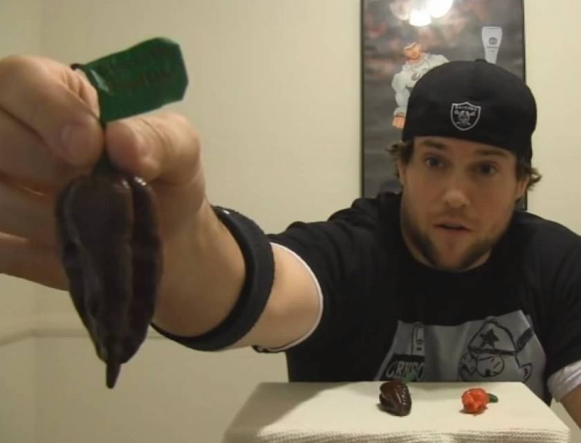 Έφαγε τις πιο καυτερές πιπεριές του κόσμου και... (video)