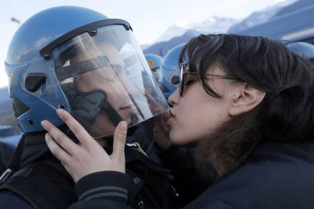 Αντιμέτωπη με τη δικαιοσύνη η Ιταλίδα που φίλησε το κράνος αστυνομικού