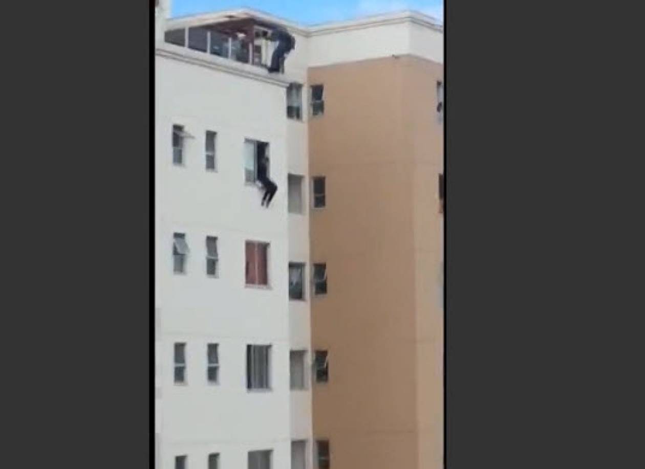 Δείτε την διάσωση ενός άνδρα που απειλούσε να πέσει από κτίριο