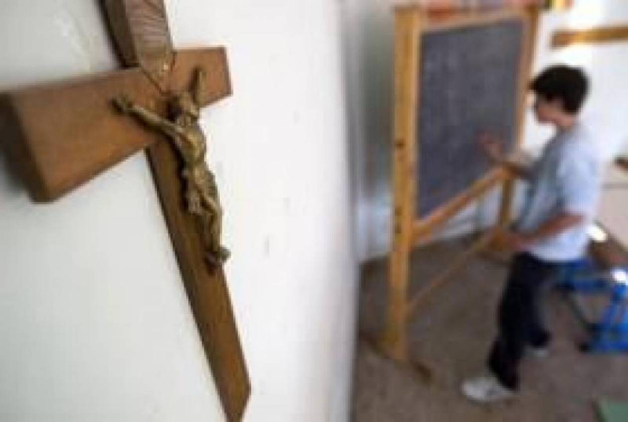 Η Γαλλική κυβέρνηση δεν θα επαναφέρει θρησκευτικά σύμβολα στα σχολεία