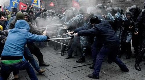 Κίεβο: Δεν κάνουν πίσω οι διαδηλωτές-Ζητούν την παραίτηση Γιανουκόβιτς
