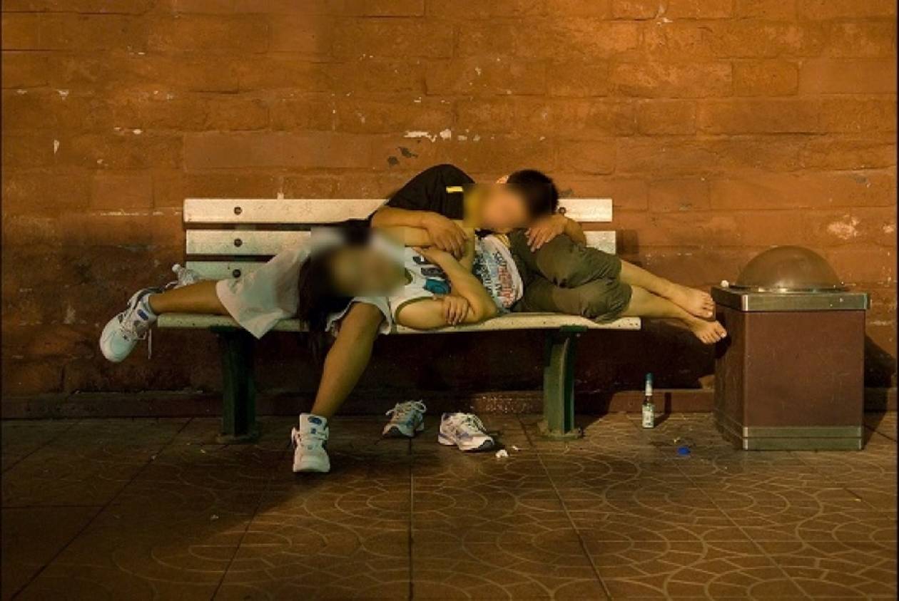 ΣΥΓΚΙΝΗΤΙΚΟ: Πατρινός ζει με την αγαπημένη του «άστεγη» σε παγκάκι!