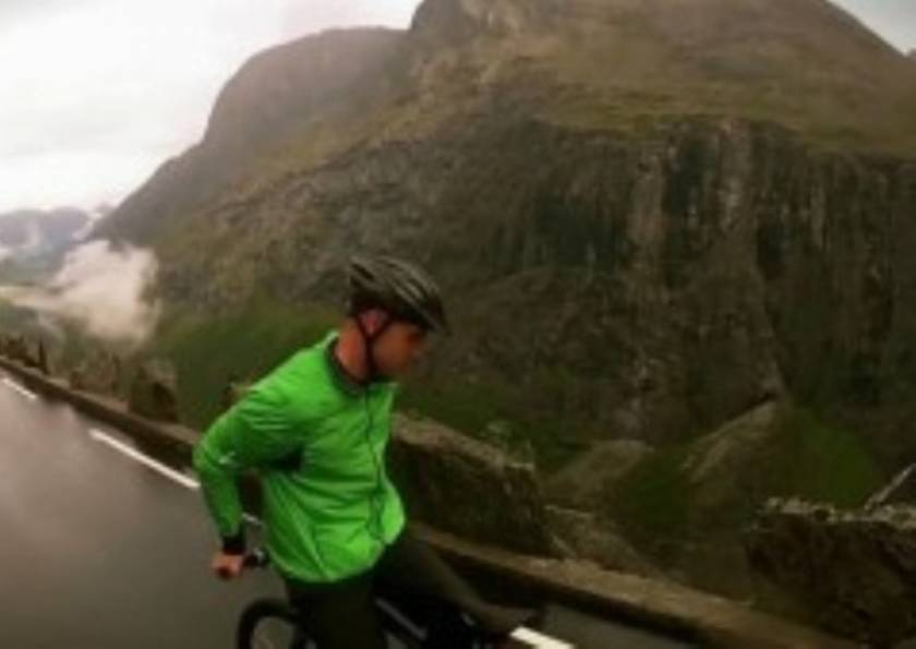 Ποδηλάτης κατεβαίνει το βουνό... ανάποδα! (vid)