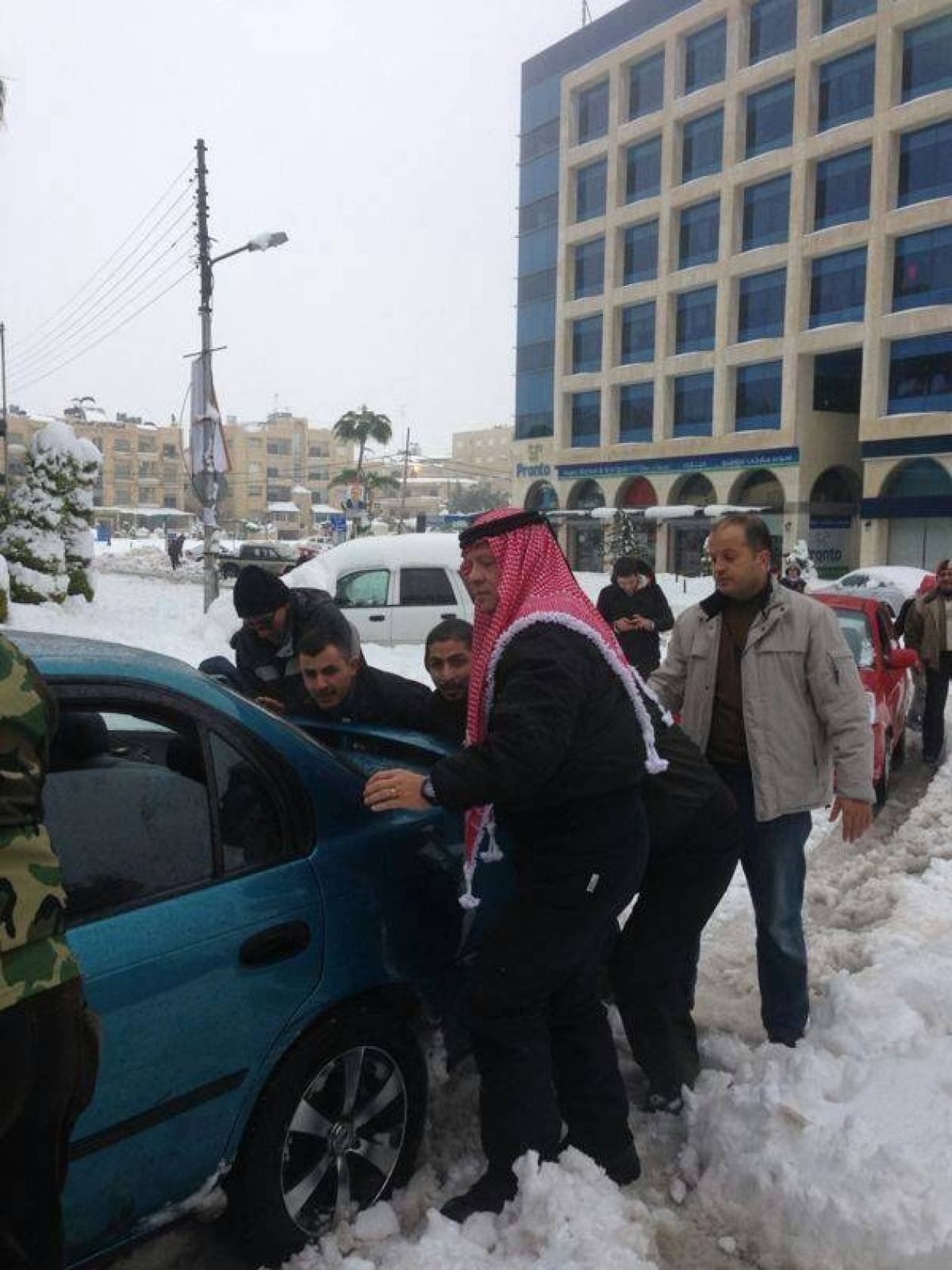 «Κόλλησαν» στο χιόνι και τους βοήθησε ο βασιλιάς της Ιορδανίας! (vid)