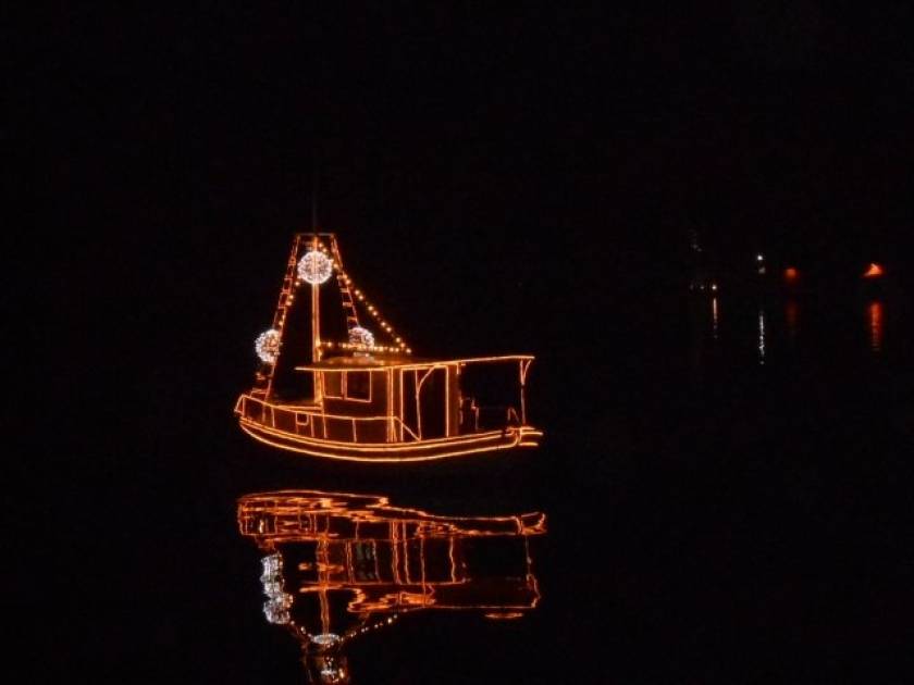 Θεσσαλονίκη: Φωταγωγήθηκε το χριστουγεννιάτικο καράβι