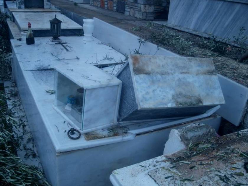 Εικόνες καταστροφής σε νεκροταφείο στα Σφακιά