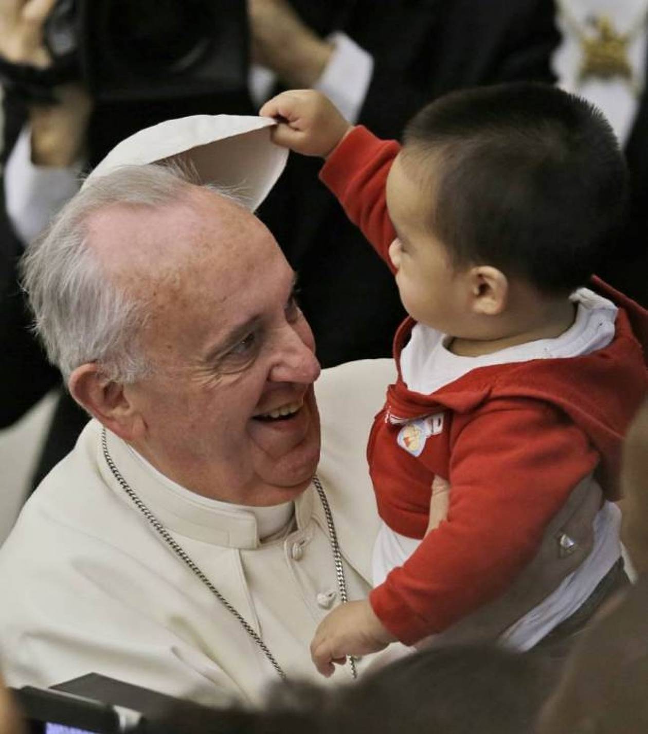 Δείτε τον πιτσιρικά που πείραζε τον Πάπα!Η φώτο της ημέρας