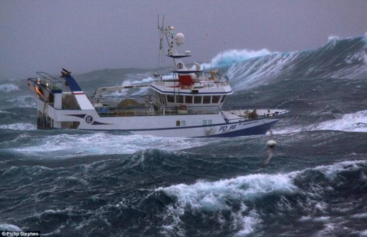 Банка шторм. Рыболовный сейнер в шторм. Корабль рыболовецкий Северное море. Корабль в шторм. Судно в шторм.