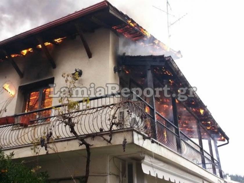 ΤΩΡΑ: Καίγεται σπίτι στη Λαμία