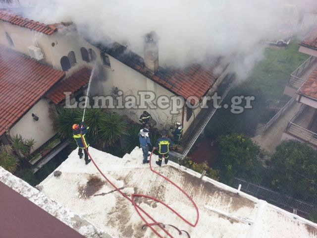 ΤΩΡΑ: Καίγεται σπίτι στη Λαμία